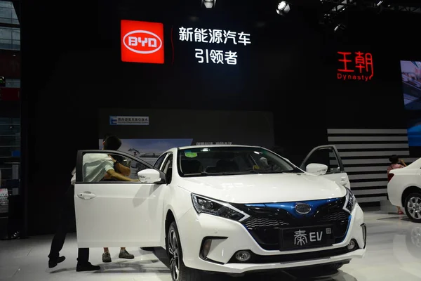 Exhibe Vehículo Eléctrico Byd Qin Durante Una Exposición Automóviles Ciudad — Foto de Stock