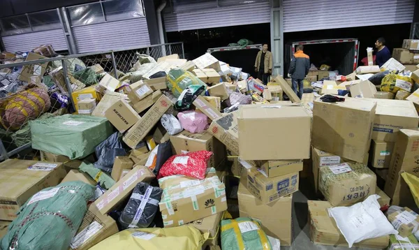 Китайські Робітники Сортувати Купи Посилок Більшість Яких Синглів День Покупки — стокове фото
