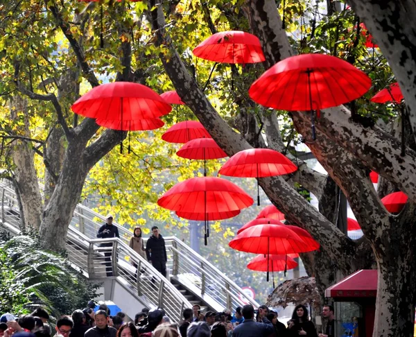 Chinese Voetgangers Lopen Onder Rode Paraplu Display Tijdens Een Gevallen — Stockfoto