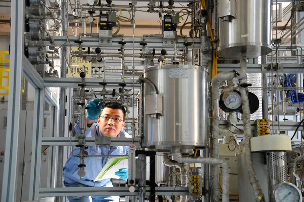 Chiński Naukowiec Sinopec Research Institute Petroleum Processing Ripp Sprawdza Olej — Zdjęcie stockowe