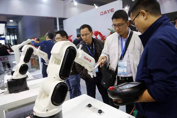 2017年11月7日在中国上海举行的第19届中国国际工业博览会上 参展商在大业展台与支持人机交互的机器人手臂互动 — 图库照片
