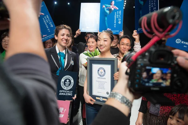 Китайський Акробат Teng Позує Рекорд Гіннеса Сертифікат Найшвидший Час Поїздки — стокове фото