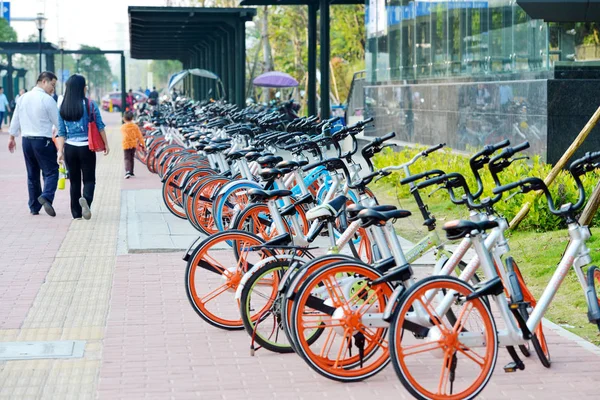 Des Piétons Passent Devant Des Vélos Service Chinois Partage Vélos — Photo