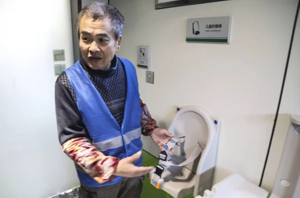 Chiński Pracownik Jest Postrzegana Pięciogwiazdkowym Publicznej Toalecie Shenyang Miasta Północno — Zdjęcie stockowe