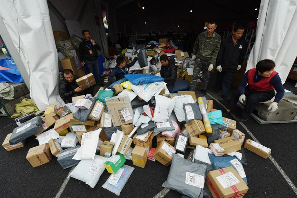 Kinesiska Studenter Sök Massa Paket Varav Flesta Från Singlar Dag — Stockfoto