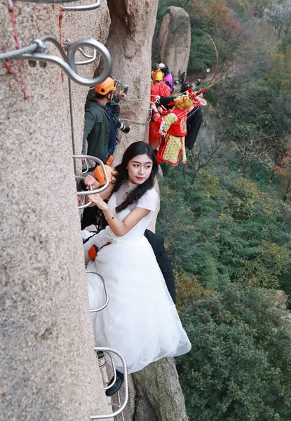 Una Pareja China Recién Casada Posa Para Fotos Boda Colgando — Foto de Stock