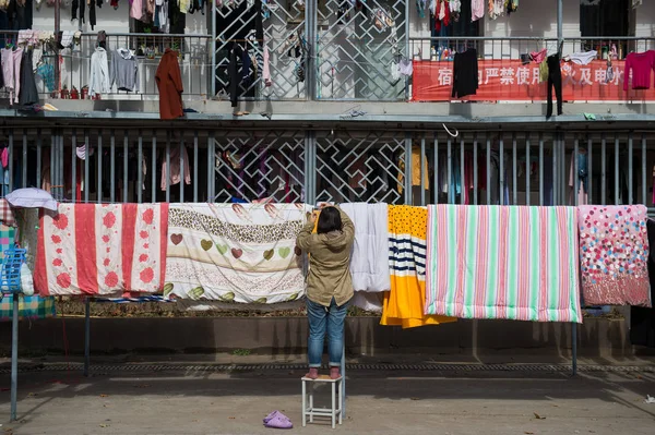 Étudiant Diffuse Des Courtepointes Des Vêtements Par Une Journée Ensoleillée — Photo