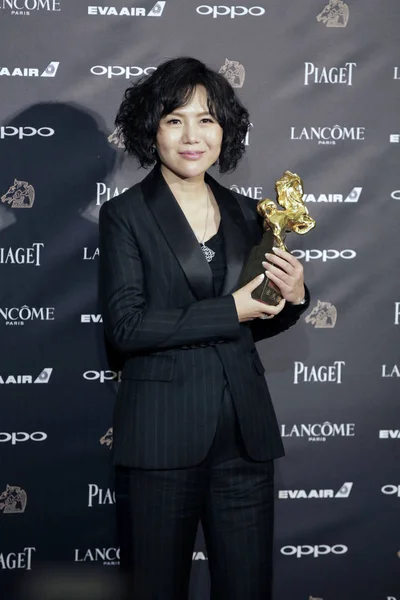Directora China Vivian Wen Yan Posa Con Trofeo Mejor Director —  Fotos de Stock