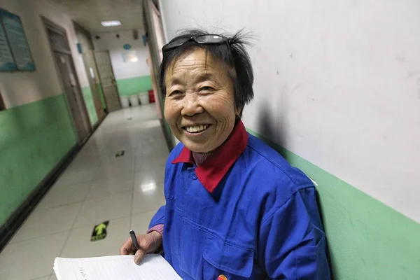 Year Old Chinese Woman Xiuting Cleaner Senior High School Takes — Stock Photo, Image