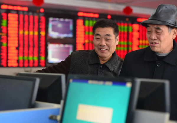 Китайські Інвестори Посміхатися Вони Дивляться Цін Акцій Червоний Зростання Цін — стокове фото