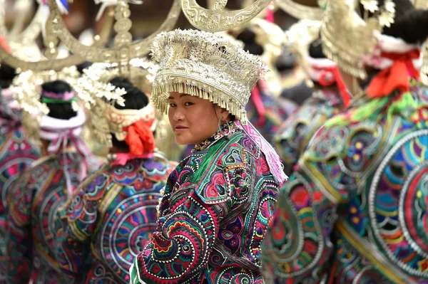 Cinesi Della Minoranza Etnica Miao Vestiti Con Abiti Copricapo Tradizionali — Foto Stock