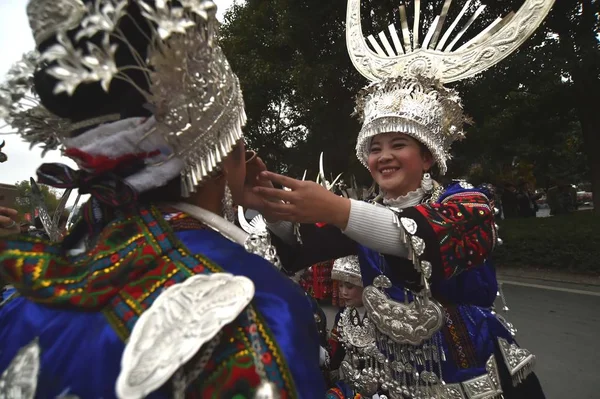 Los Chinos Minoría Étnica Miao Vestidos Con Ropa Tradicional Decorada — Foto de Stock