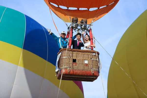 Kilka Fal Publiczności Gorącym Powietrzu Ballon Wielkim Powietrzu Grupy Lotniczej — Zdjęcie stockowe