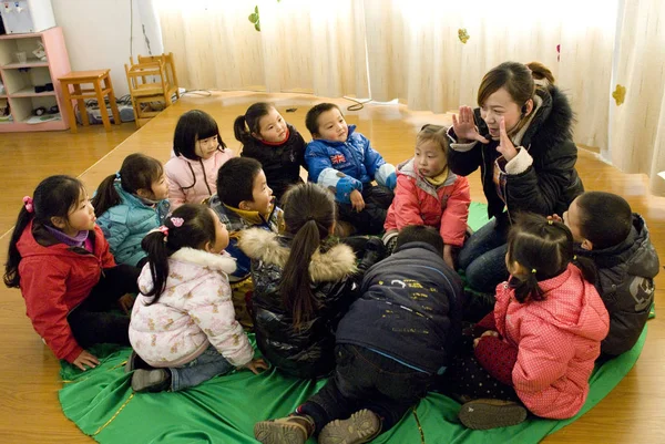Arkiv Förskolelärare Ger Sånglektion Till Barn Ett Dagis Langxi County — Stockfoto