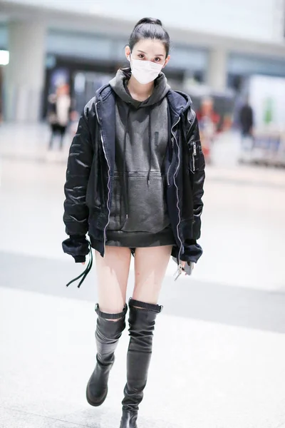 Kinesiska Modell Mengyao Bättre Känd Som Ming Ses Bära Ansiktsmask — Stockfoto