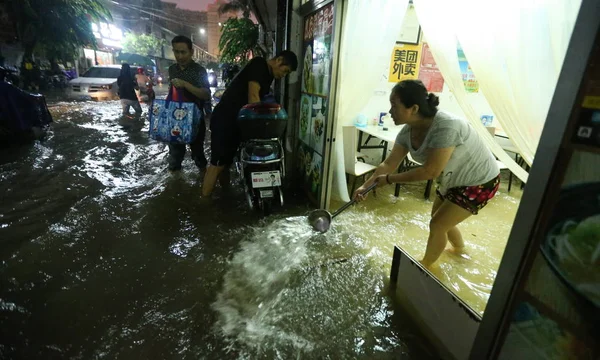 Vendor Cleans Her Store Floods Caused Heavy Rain Haikou City — Stock Photo, Image