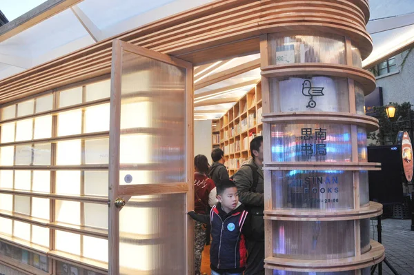 Los Clientes Visitan Librería Sinan Metros Cuadrados Que Dura Unos — Foto de Stock