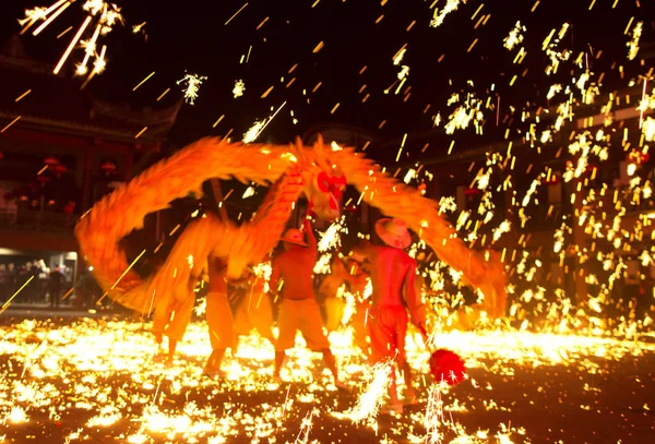 Människor Utför Eld Drake Dans Mitt Gnistrar Att Hälsa Nyår — Stockfoto