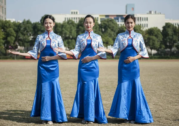 Voluntarios Chinos Muestran Los Nuevos Trajes Para Próxima Cuarta Conferencia — Foto de Stock