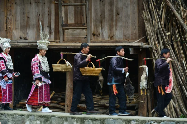 Čínský Lid Etnické Menšiny Miao Oblečený Tradičním Oblečení Zdobené Stříbro — Stock fotografie
