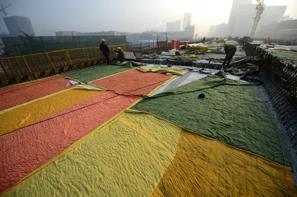 Chinese Workers Lay Colorful Quilts Elevated Highway Construction Jinan City — Stock Photo, Image