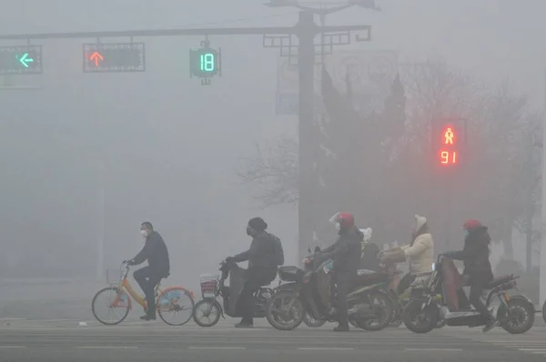 Radfahrer Fahren Bei Starkem Smog Auf Einer Straße Der Stadt — Stockfoto