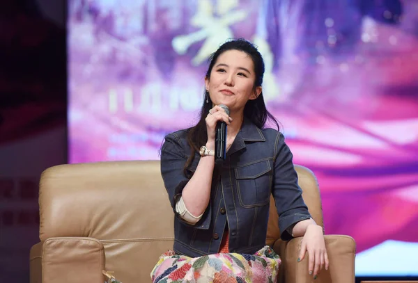 Kinesisk Skådespelerska Liu Yifei Deltar Ett Evenemang För Sin Film — Stockfoto