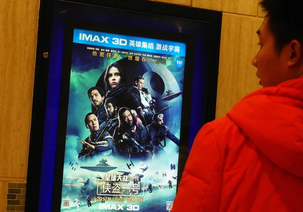 Cinéaste Chinois Regarde Une Affiche Film Rogue One Star Wars — Photo