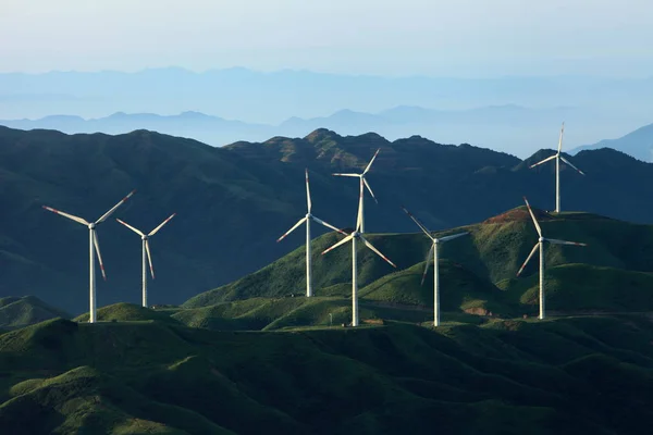 Dosya Rüzgar Türbinleri Ziyuan Ilçesinde Bir Rüzgar Çiftliğinde Elektrik Üretmek — Stok fotoğraf