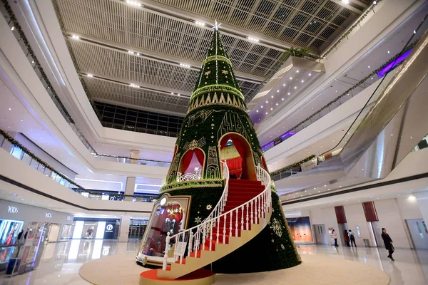 Εμφανίζεται Μια Εγκατάσταση Τέχνης Μετρητή Υψηλό Χριστουγεννιάτικο Δέντρο Εμπορικό Κέντρο — Φωτογραφία Αρχείου