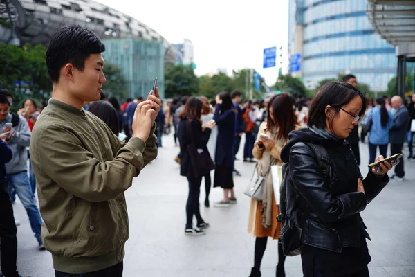 Local Residents Use Smartphones Catch Tmall Cats Get Red Envelopes — Stock Photo, Image