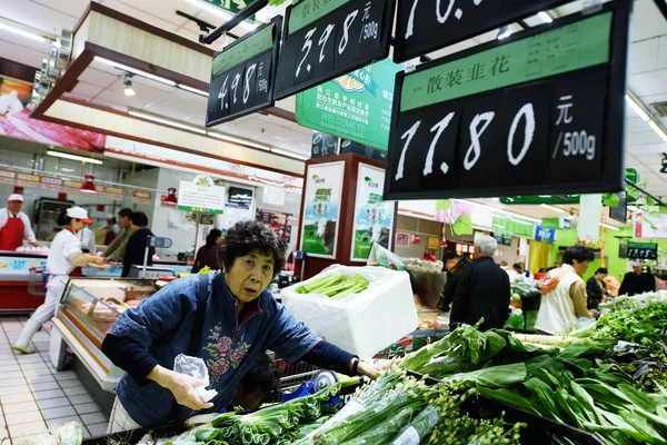 Clientes Compran Verduras Supermercado Ciudad Hangzhou Provincia Zhejiang Este China —  Fotos de Stock