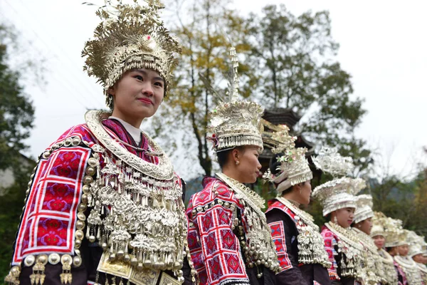 Los Chinos Minoría Étnica Miao Vestidos Con Ropa Tradicional Decorada — Foto de Stock