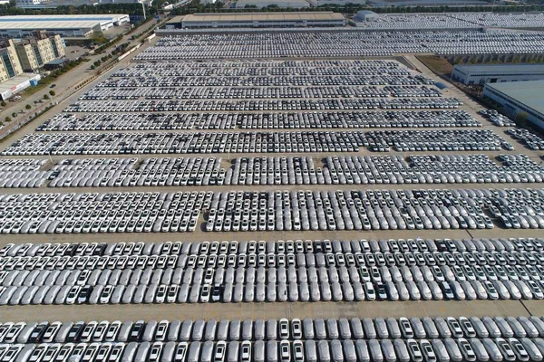 Luchtfoto Van Enorme Nieuwe Voertuigen Opgesteld Koop Bij Een Auto — Stockfoto