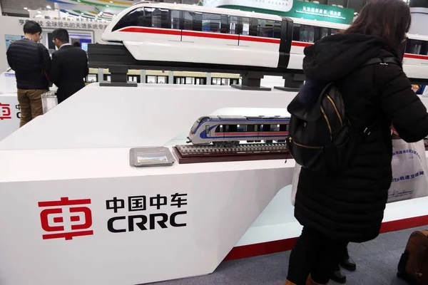 Los Visitantes Observan Modelos Trenes Expuestos Stand Del Crrc Durante — Foto de Stock