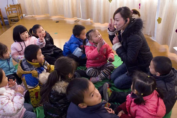 File Preschool Teacher Giving Singing Lesson Children Kindergarten Langxi County — стоковое фото