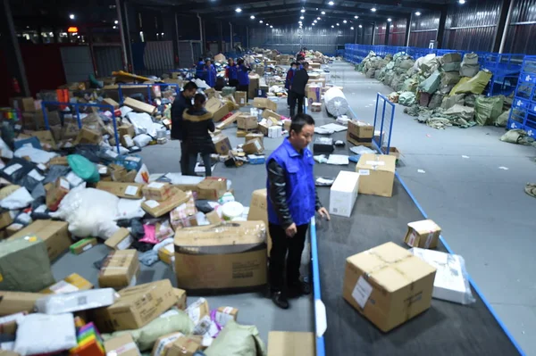 Les Travailleurs Chinois Trient Des Piles Colis Dont Plupart Proviennent — Photo