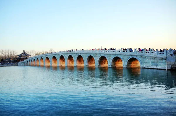 Toeristen Menigte Zeventien Boogbrug Kunming Lake Onder Zonsondergang Het Zomerpaleis — Stockfoto