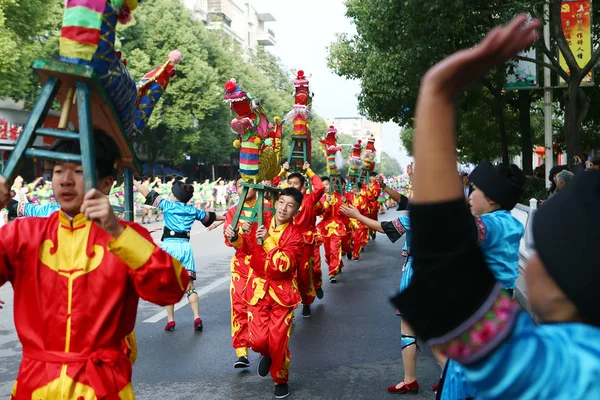 의상과 웨어를 주민들이 퍼레이드에 중국의 먀오족 자치현 주년을 합니다 — 스톡 사진