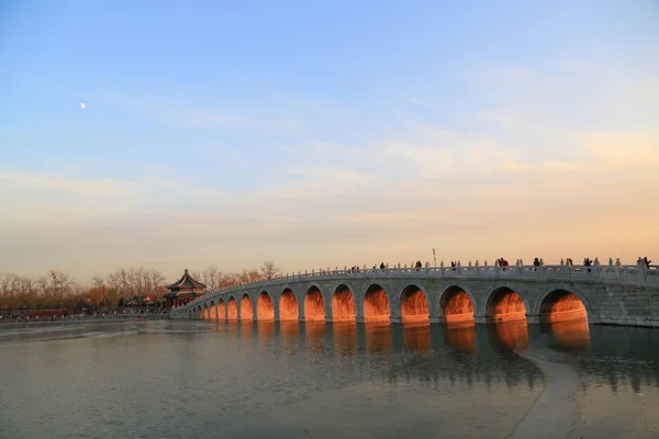 Zeventien Boogbrug Het Kunming Meer Verlicht Bij Zonsondergang Het Zomerpaleis — Stockfoto