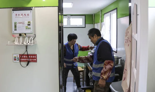 Los Trabajadores Chinos Son Vistos Baño Público Cinco Estrellas Ciudad — Foto de Stock