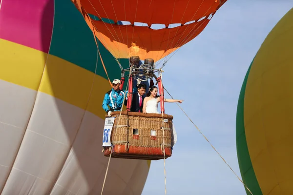 Couple Waves Audience Hot Air Ballon Grand Airborne Group Wedding — Stock Photo, Image