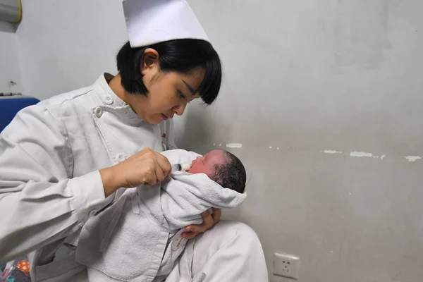 Sjuksköterska Ser Efter Den Friska Flickan Baby Född Kinesisk Kvinna — Stockfoto