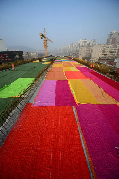 2017年1月2日 中国东部山东省济南市一条正在建设中的高架公路上五颜六色的被子 — 图库照片