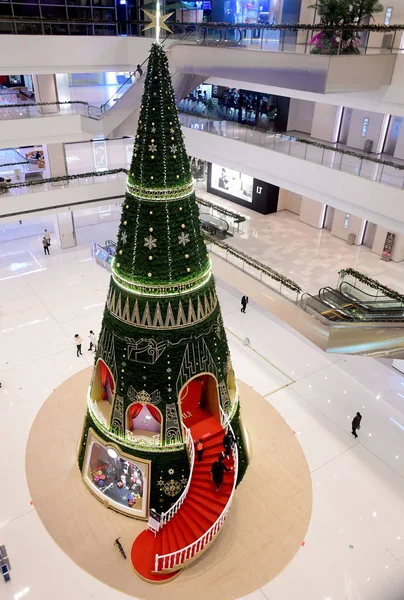 Uma Instalação Arte Árvore Natal Metros Altura Exibida Shopping Center — Fotografia de Stock