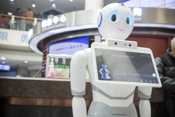 Robot Inteligente Llamado Xiaoman Trabaja Como Recepcionista Mostrador Recepción Hospital —  Fotos de Stock