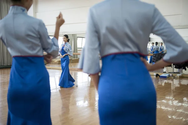 Voluntários Chineses Mostram Novas Roupas Para Próxima Quarta Conferência Mundial — Fotografia de Stock