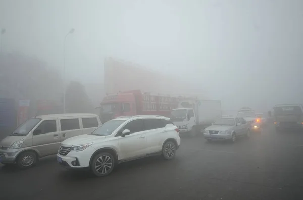 Les Véhicules Déplacent Lentement Sur Une Autoroute Dans Smog Lourd — Photo