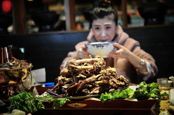 Campeona China Tong Tong Está Comiendo Cordero Asado Entero Restaurante — Foto de Stock