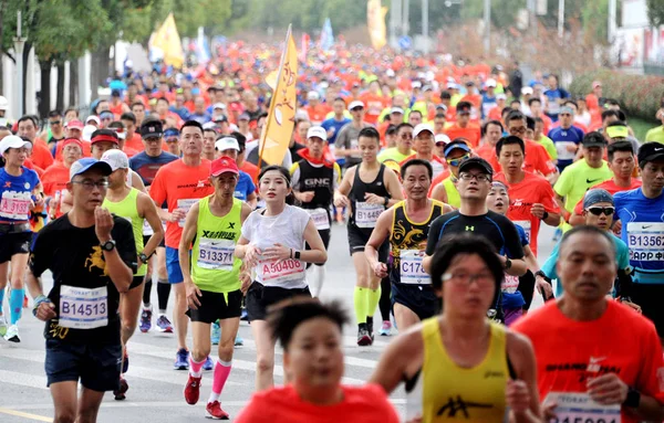 Uczestnicy Rywalizować 2017 Shanghai International Marathon Szanghaju Chiny Listopada 2017 — Zdjęcie stockowe